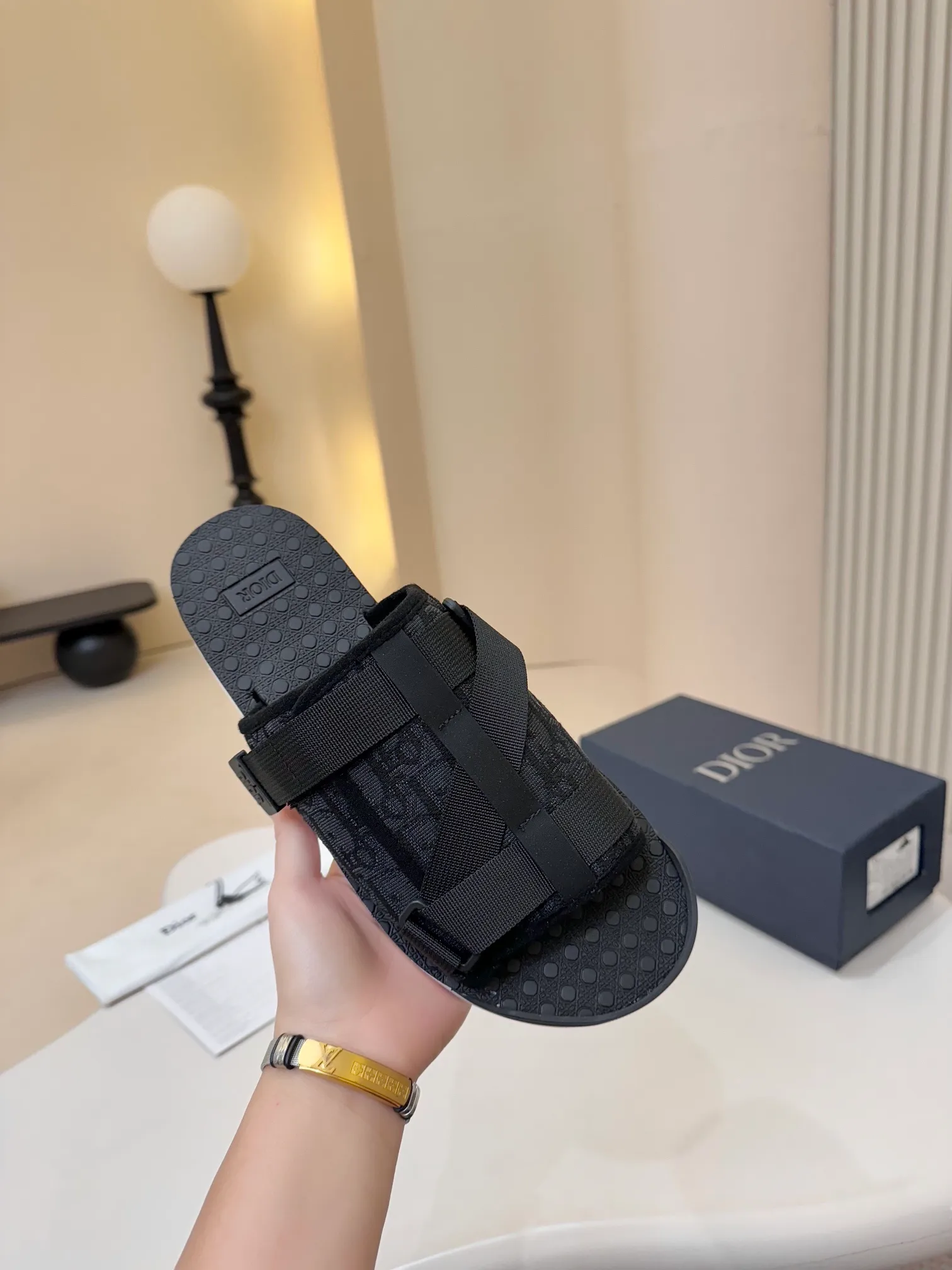 [Dior] P: 300💰 -Size: 38-46 Dior Dior D’s classic men’s slippers, high-end boutique, original material, pure cotton printed canvas upper, fine workmanship, super soft sole, casual, loose and comfortable, a must-have in summer!